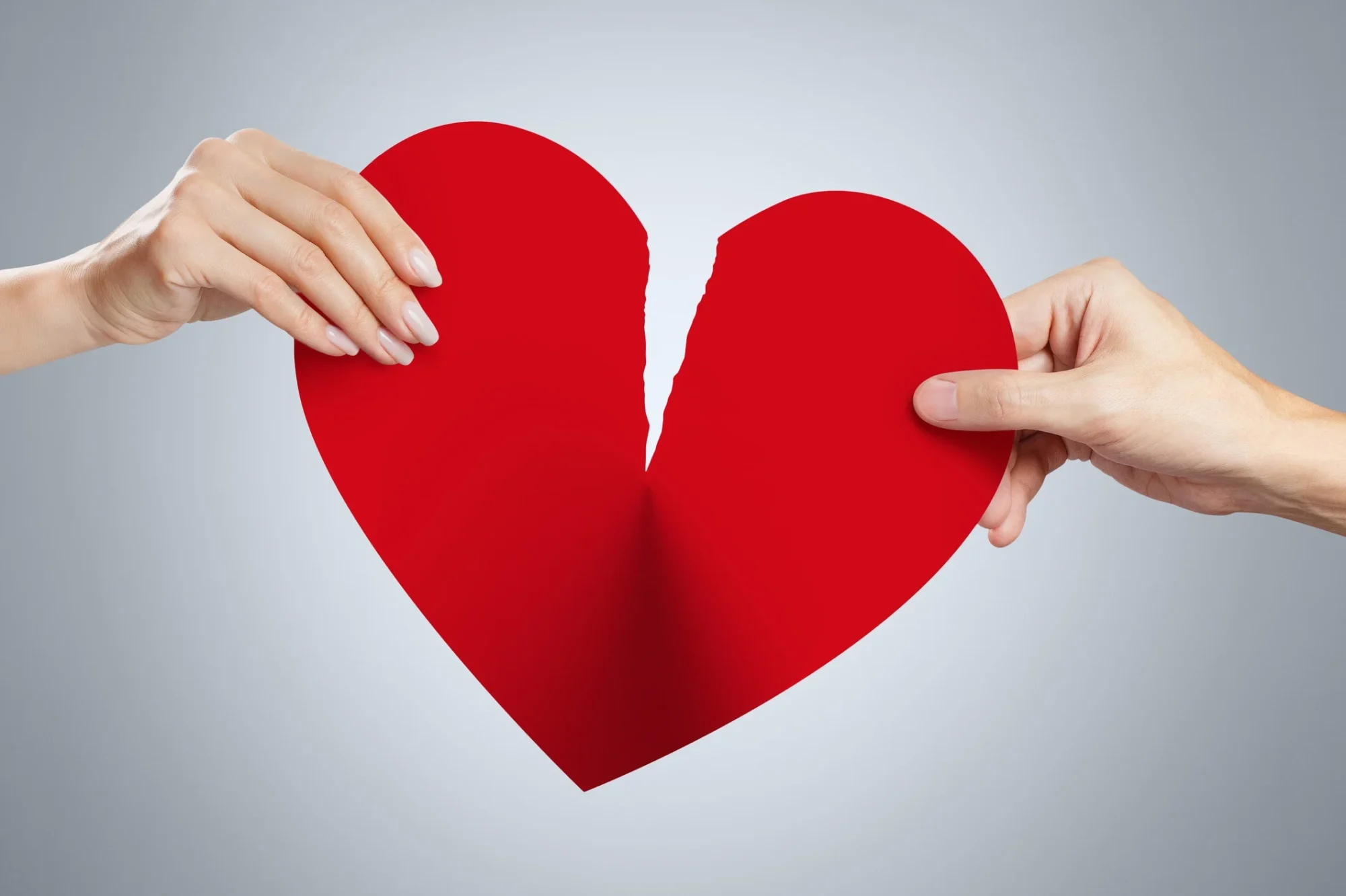 comment sauver une relation avant la rupture définitive illustration d’un couple en crise cherchant une solution