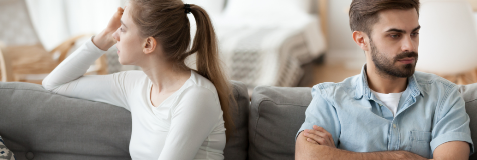 Parents séparés discutant pour apaiser leurs conflits
