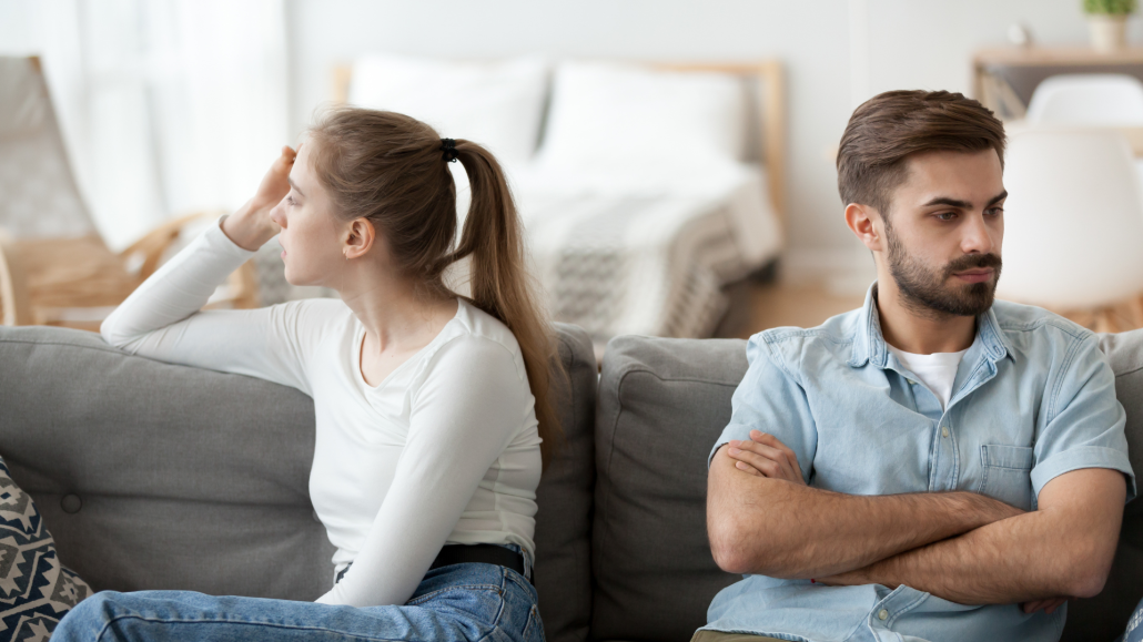 Parents séparés discutant pour apaiser leurs conflits