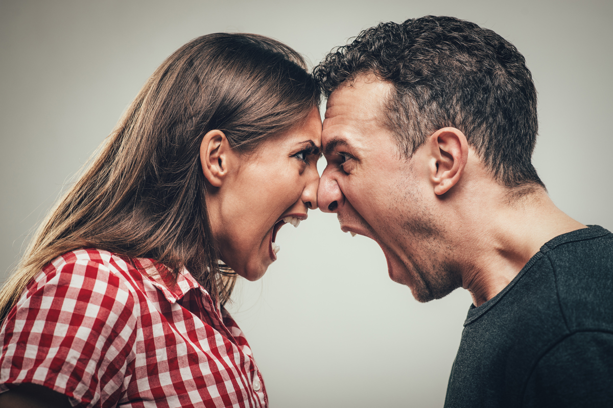 Parents séparés préservant une relation apaisée après divorce