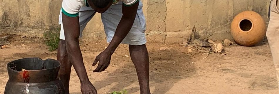 Rituel ancestral béninois avec plantes pour accompagner une situation financière difficile